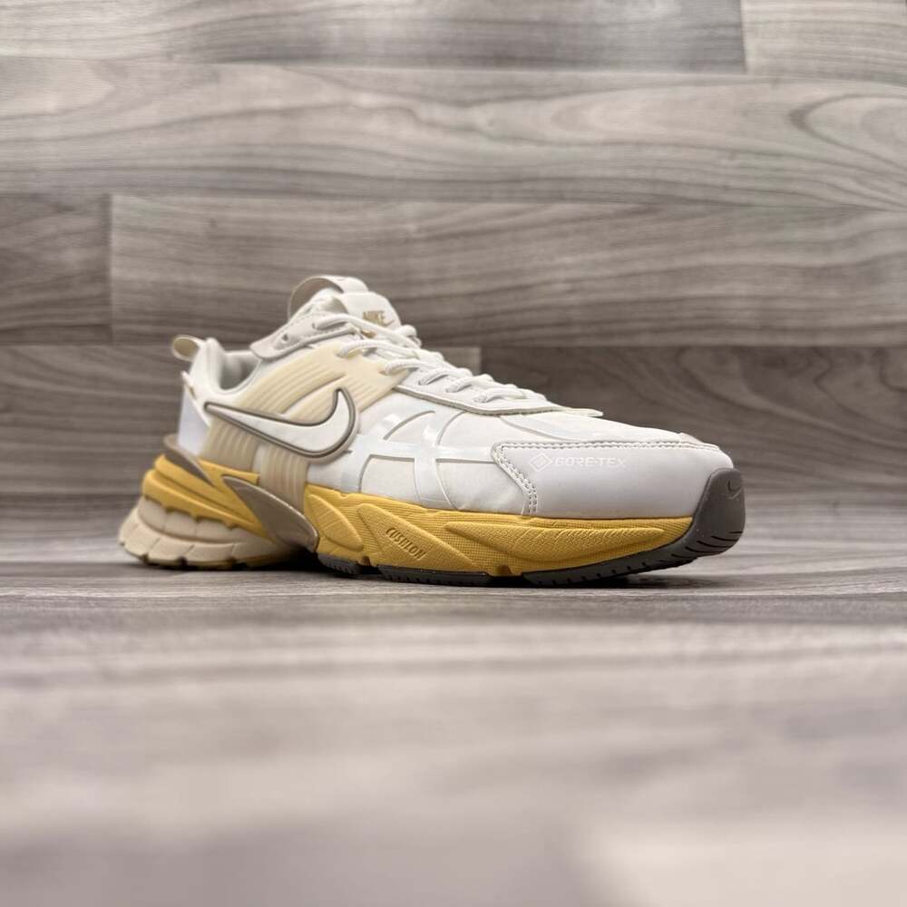 Nike Women's V2K Run GORE-TEX White Light Bone Sneakers FZ2622-100 Size 9.5